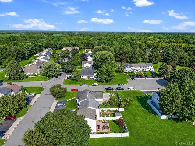 5 Hampton Court, Coram, NY 11727