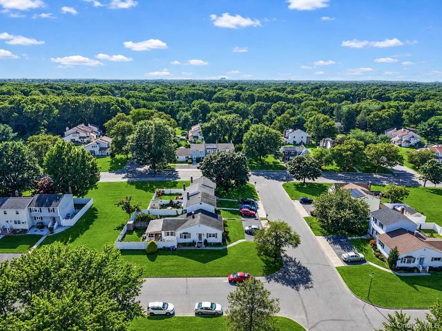 5 Hampton Court, Coram, NY 11727