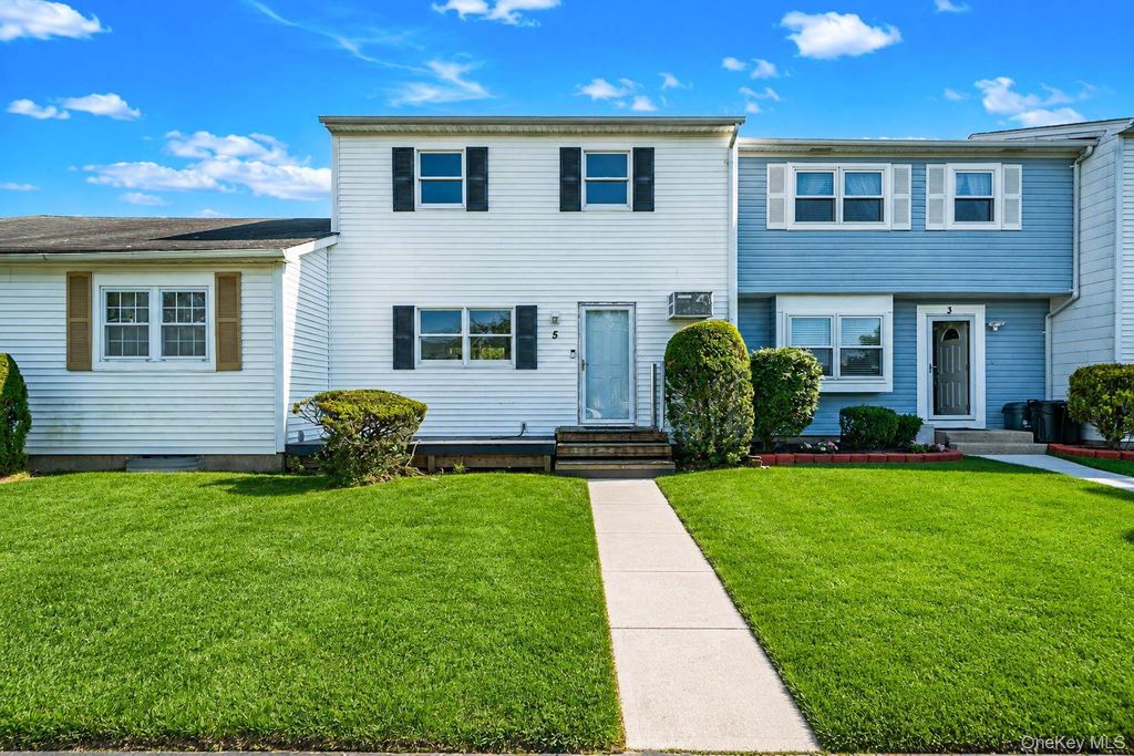 5 Hampton Court, Coram, NY 11727