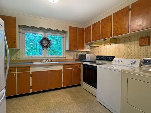 56 Country Club Rd, Greenfield, MA 01301