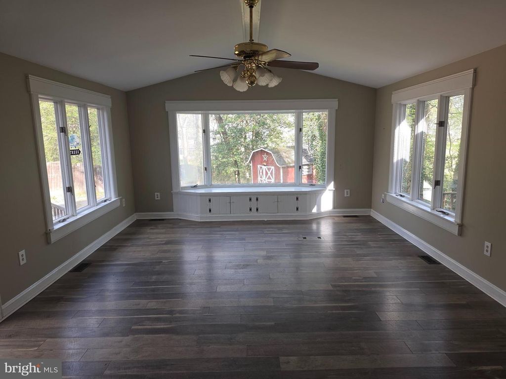 Image 10 of property listing at 11223 COUNTRY RD, Dunkirk, MD 20754