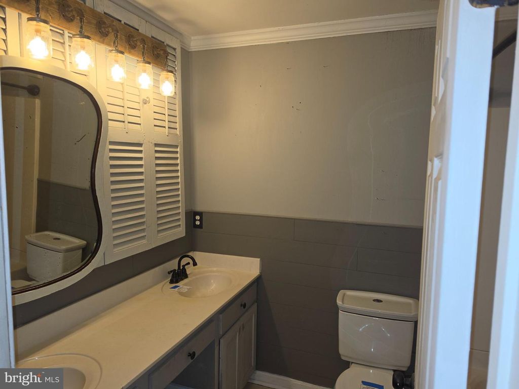 Image 11 of property listing at 11223 COUNTRY RD, Dunkirk, MD 20754