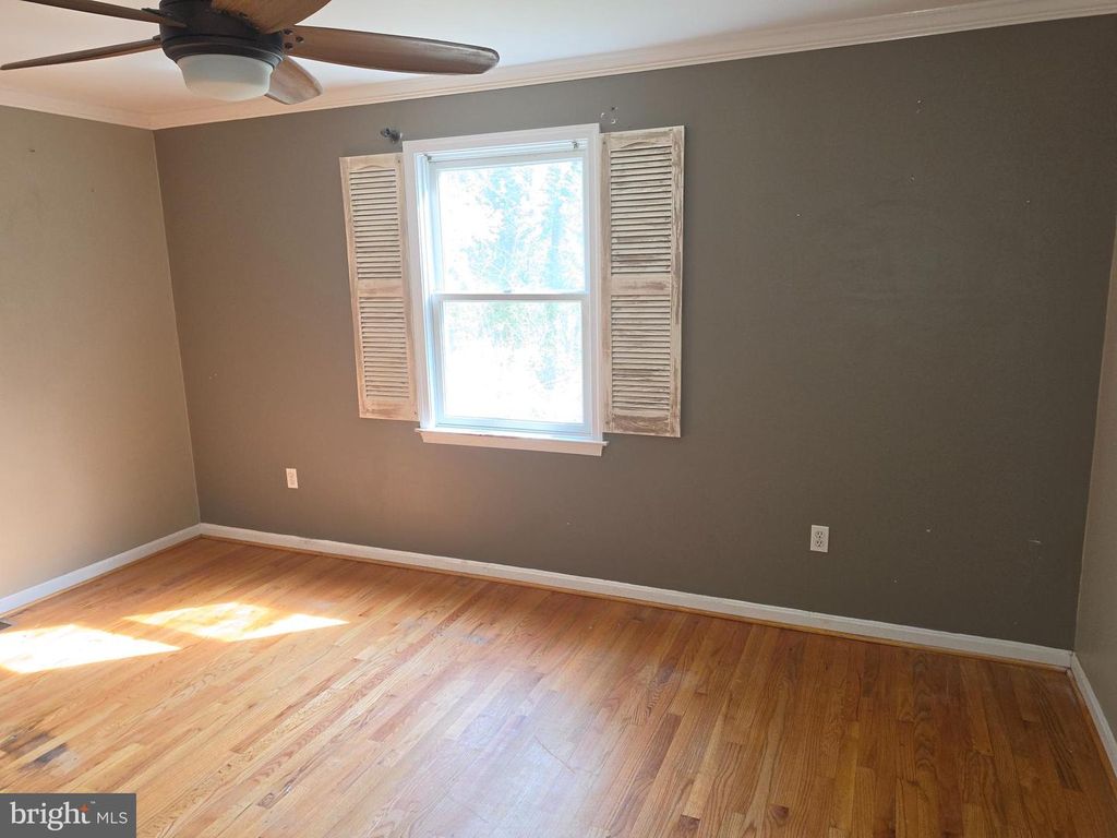 Image 12 of property listing at 11223 COUNTRY RD, Dunkirk, MD 20754