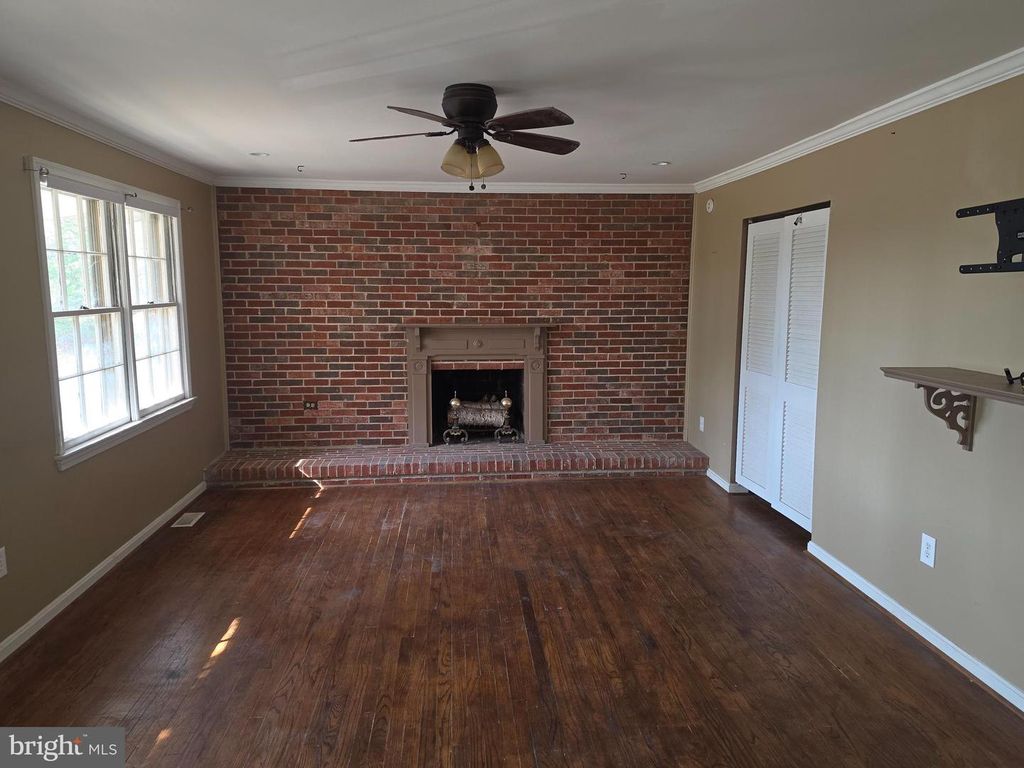Image 3 of property listing at 11223 COUNTRY RD, Dunkirk, MD 20754