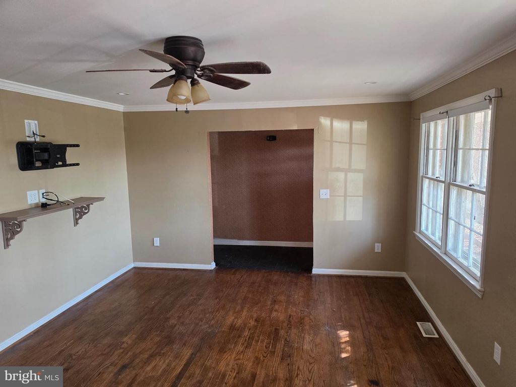 Image 8 of property listing at 11223 COUNTRY RD, Dunkirk, MD 20754