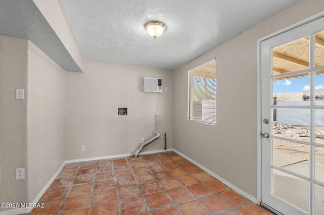 1043 E Simmons Street, Tucson, AZ 85719