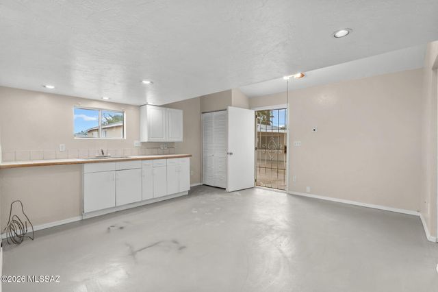 1043 E Simmons Street, Tucson, AZ 85719