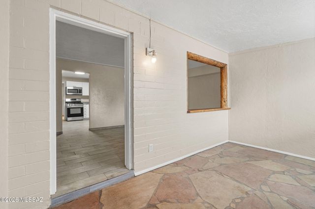 1043 E Simmons Street, Tucson, AZ 85719