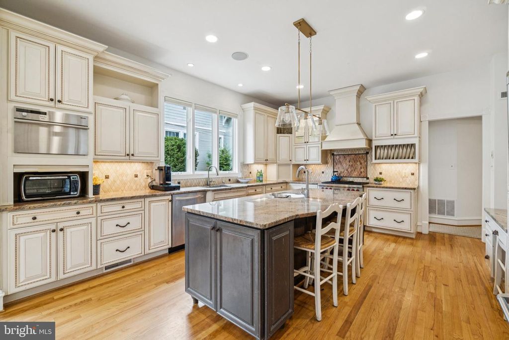 Image 12 of property listing at 4406 STANFORD ST, Chevy Chase, MD 20815