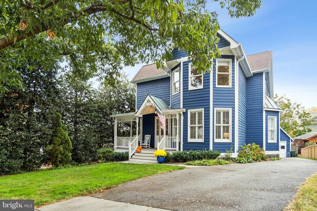 Image 2 of property listing at 4406 STANFORD ST, Chevy Chase, MD 20815