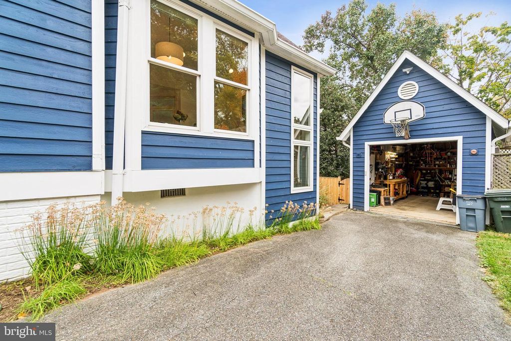 Image 47 of property listing at 4406 STANFORD ST, Chevy Chase, MD 20815