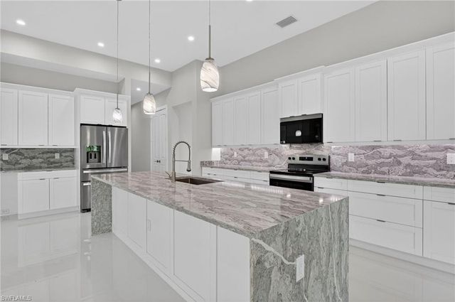 563 15th ST NW, Naples, FL 34120