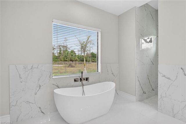 563 15th ST NW, Naples, FL 34120