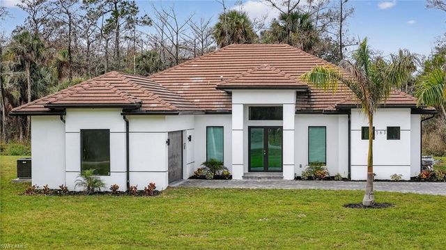 563 15th ST NW, Naples, FL 34120