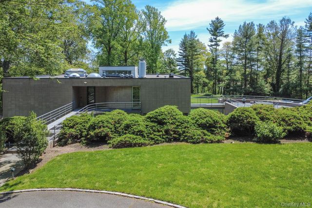 3 Paddock Court, Old Westbury, NY 11568