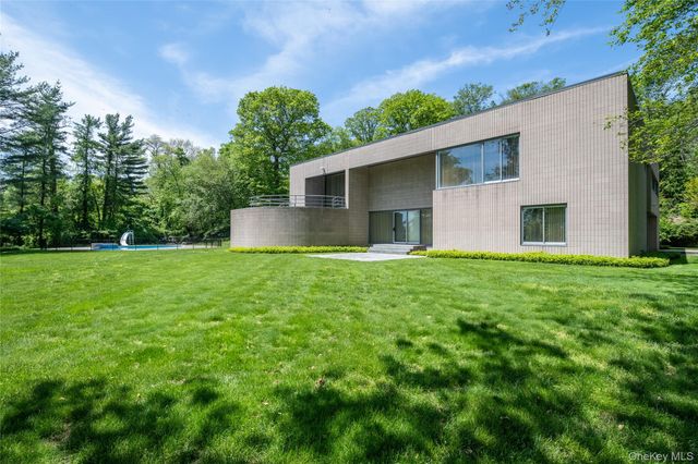 3 Paddock Court, Old Westbury, NY 11568