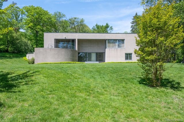 3 Paddock Court, Old Westbury, NY 11568