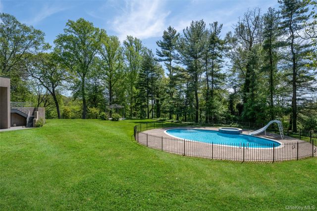 3 Paddock Court, Old Westbury, NY 11568