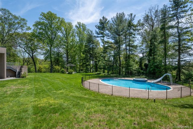 3 Paddock Court, Old Westbury, NY 11568