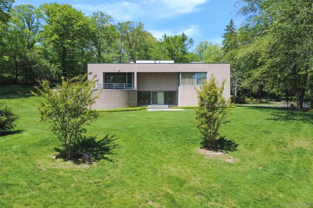 3 Paddock Court, Old Westbury, NY 11568