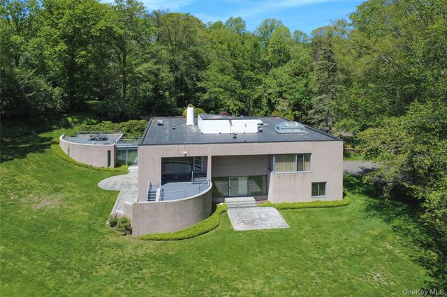 3 Paddock Court, Old Westbury, NY 11568