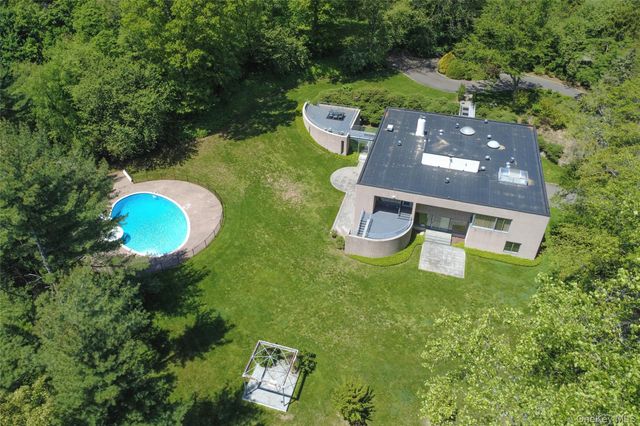 3 Paddock Court, Old Westbury, NY 11568