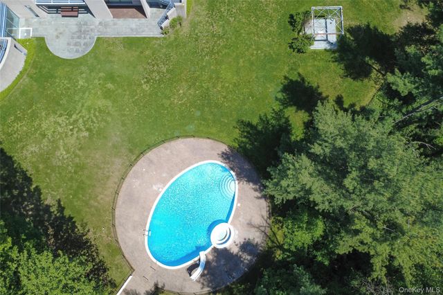 3 Paddock Court, Old Westbury, NY 11568