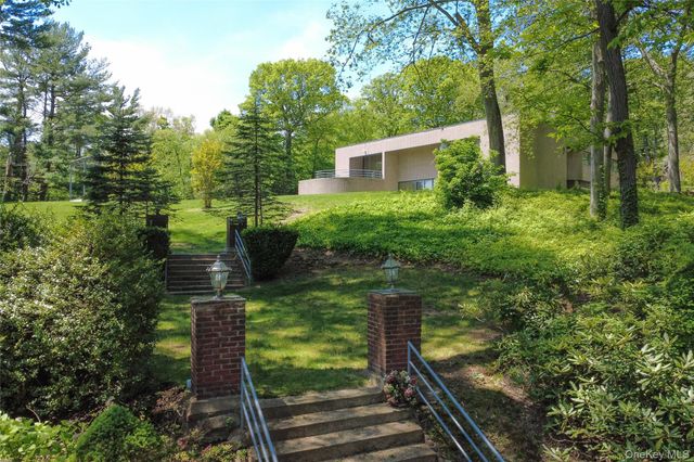 3 Paddock Court, Old Westbury, NY 11568