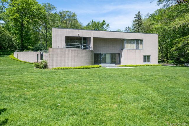 3 Paddock Court, Old Westbury, NY 11568