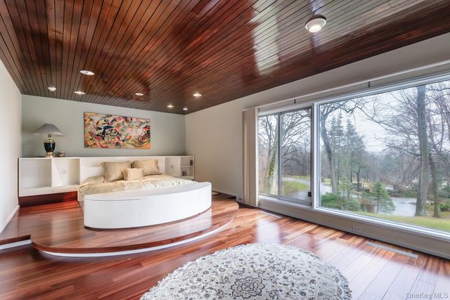 3 Paddock Court, Old Westbury, NY 11568