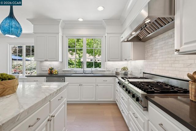 31 Sandy Ct, Orinda, CA 94563