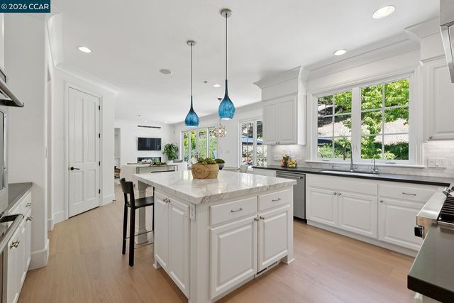 31 Sandy Ct, Orinda, CA 94563