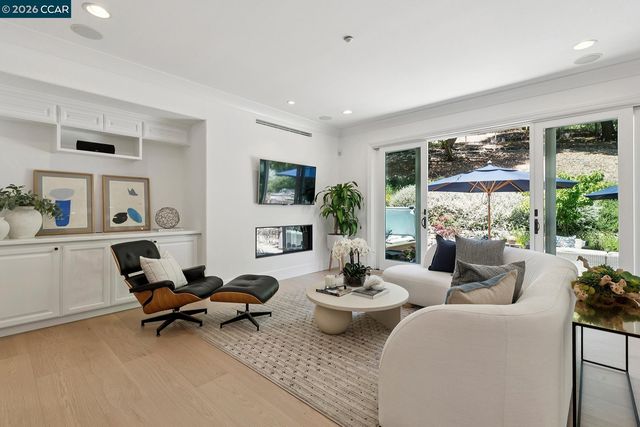 31 Sandy Ct, Orinda, CA 94563