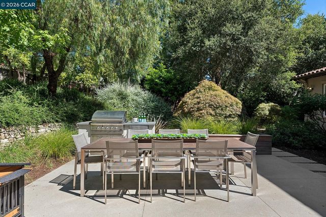31 Sandy Ct, Orinda, CA 94563