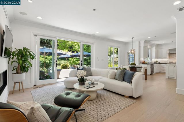 31 Sandy Ct, Orinda, CA 94563