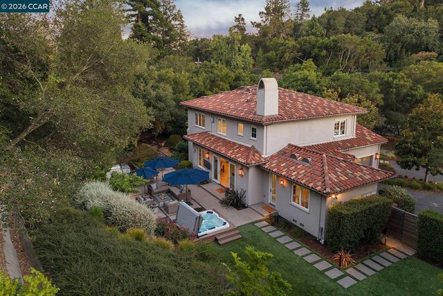 31 Sandy Ct, Orinda, CA 94563
