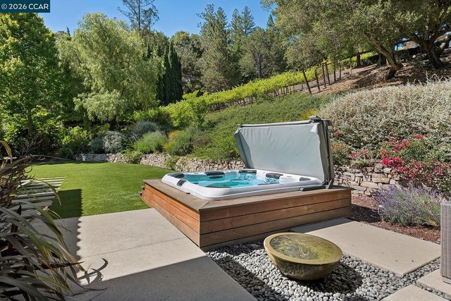 31 Sandy Ct, Orinda, CA 94563