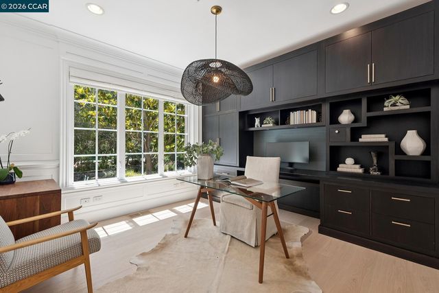 31 Sandy Ct, Orinda, CA 94563