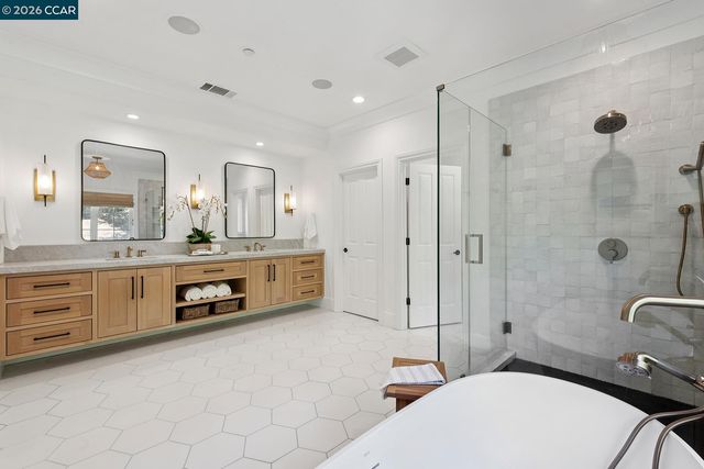 31 Sandy Ct, Orinda, CA 94563