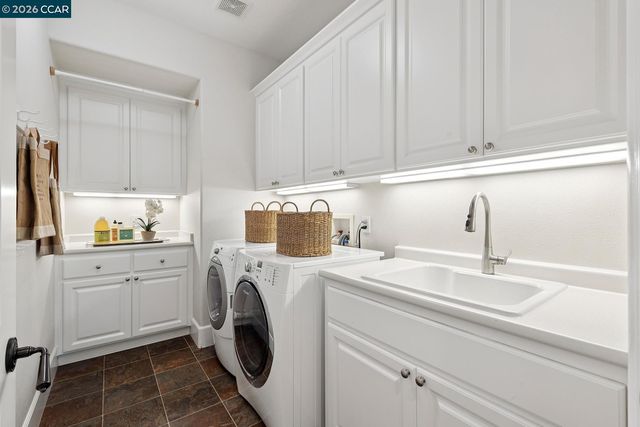 31 Sandy Ct, Orinda, CA 94563