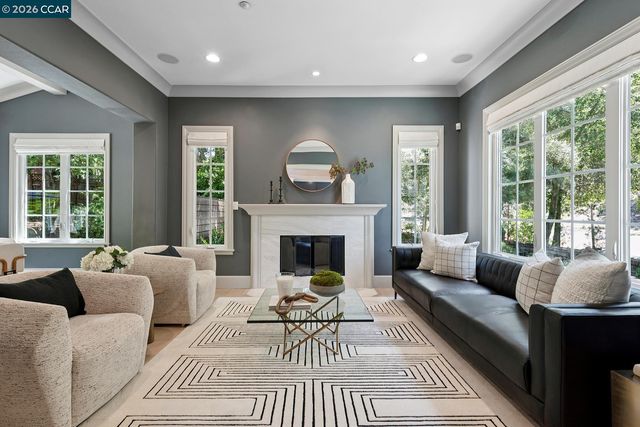 31 Sandy Ct, Orinda, CA 94563