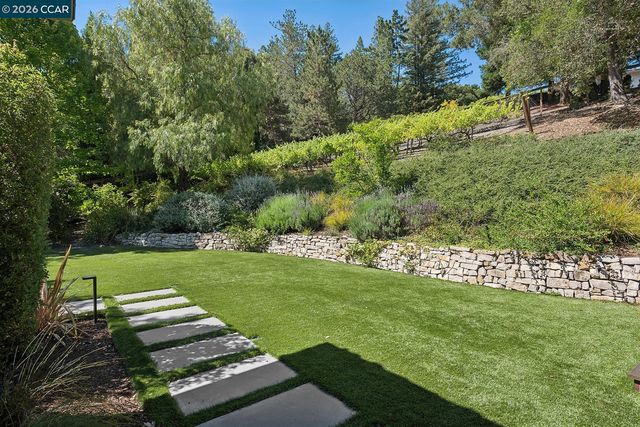 31 Sandy Ct, Orinda, CA 94563
