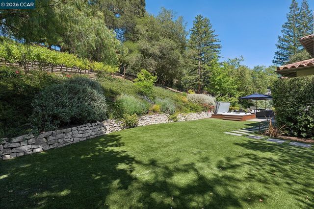 31 Sandy Ct, Orinda, CA 94563
