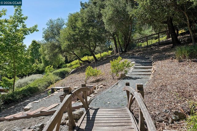 31 Sandy Ct, Orinda, CA 94563