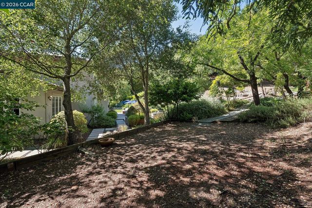31 Sandy Ct, Orinda, CA 94563