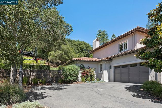 31 Sandy Ct, Orinda, CA 94563
