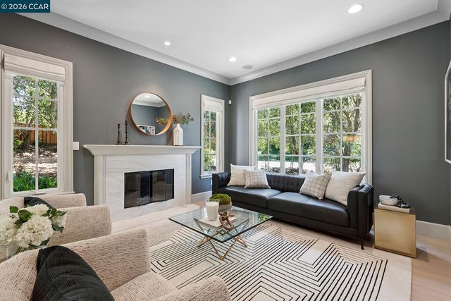 31 Sandy Ct, Orinda, CA 94563