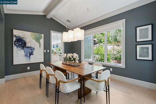 31 Sandy Ct, Orinda, CA 94563