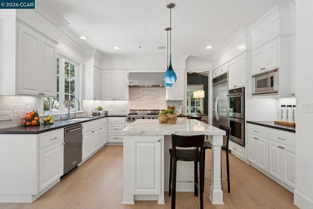 31 Sandy Ct, Orinda, CA 94563