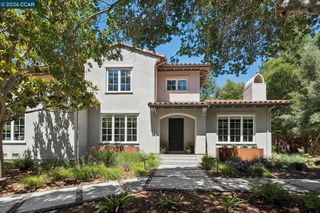 31 Sandy Ct, Orinda, CA 94563